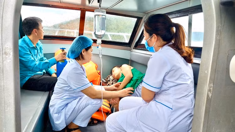 Đỡ đẻ cho sản phụ ngay trên biển - Ảnh BVCC