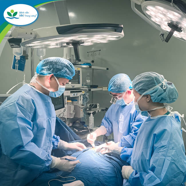 Ca phẫu thuật nối mạch cho bệnh nhi - Ảnh BVCC