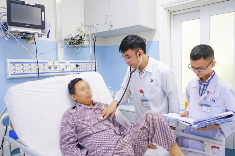 Bác sĩ thăm khám cho bệnh nhân - Ảnh: BVCC