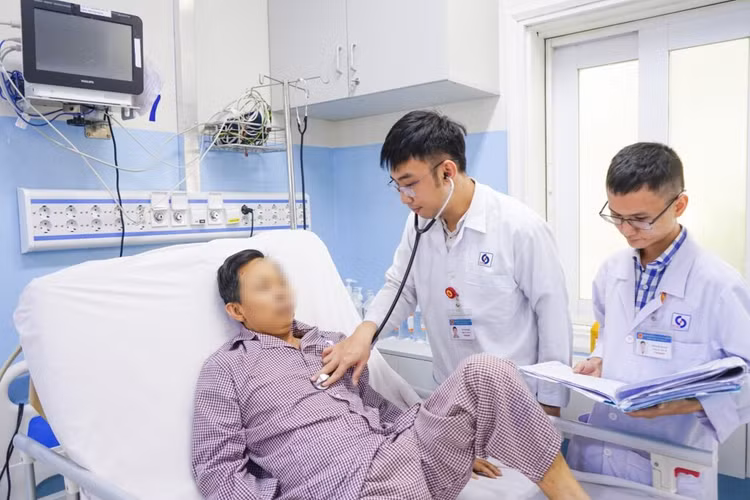 Bác sĩ thăm khám cho bệnh nhân - Ảnh: BVCC