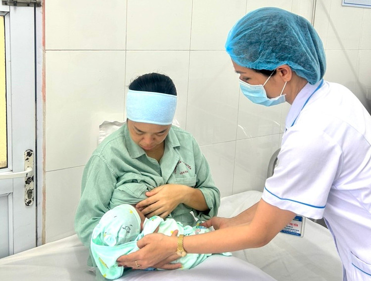 Mẹ con sản phụ khỏe mạnh về đất liền - Ảnh BVCC