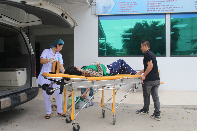 Đưa sản phụ trở về đất liền - Ảnh BVCC