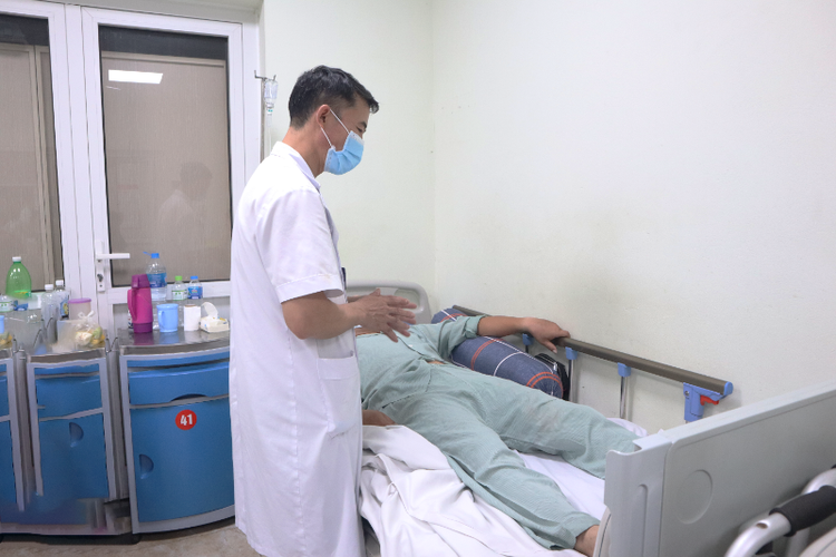 BSCKII Kiều Quốc Hiền động viên bệnh nhân sau phẫu thuật - Ảnh BVCC