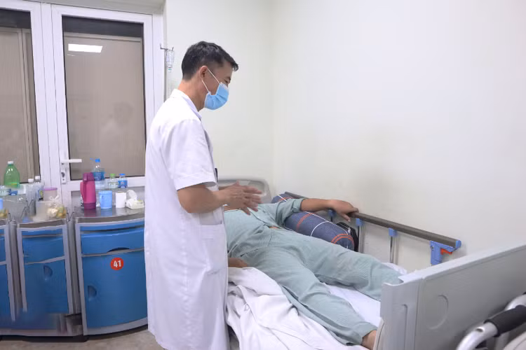 BSCKII Kiều Quốc Hiền động viên bệnh nhân sau phẫu thuật - Ảnh BVCC