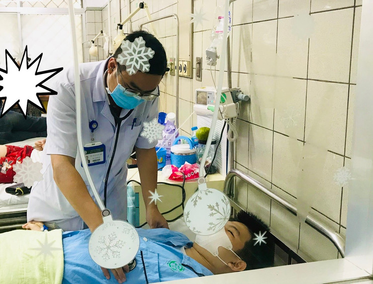 Bác sĩ Nguyễn Hữu Hiếu thăm khám cho bệnh nhi đang điều trị tại Trung tâm