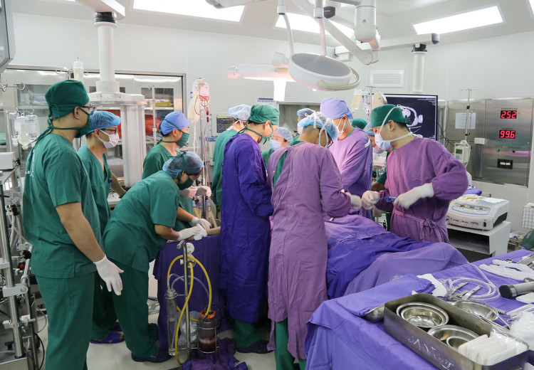 Gần 20 y bác sĩ được huy động để phẫu thuật cấp cứu bệnh nhân sốc đa chấn thương nguy kịch