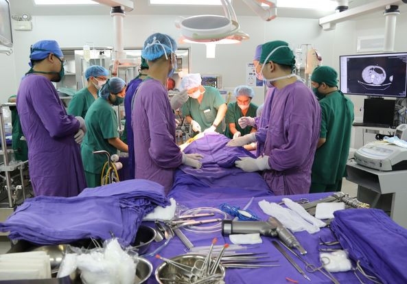 Kíp bác sĩ gây mê cho bệnh nhân sốc đa chấn thương nguy kịch - Ảnh