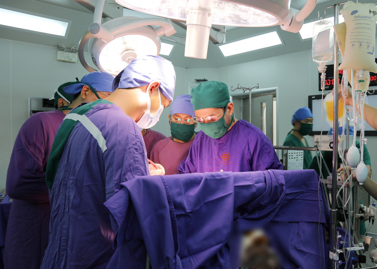 Kíp phẫu thuật tim xử lý chấn thương ngực, vết thương tim cho bệnh nhân S.