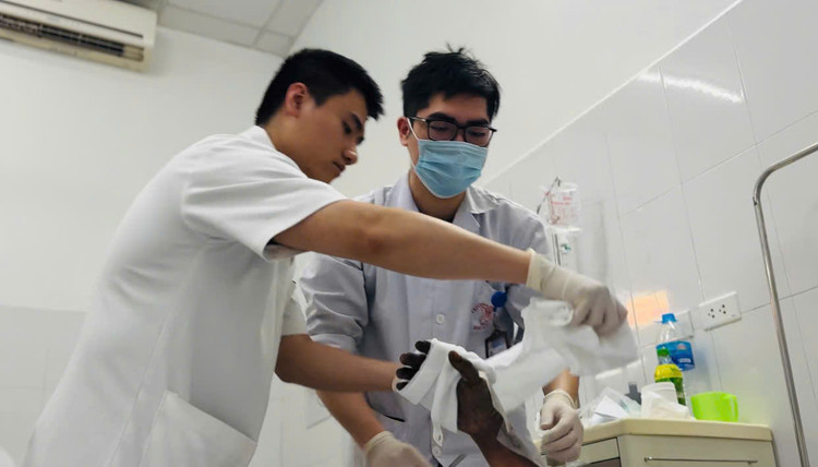 Các bác sĩ xử lý vết bỏng cho bệnh nhân - Ảnh BVCC