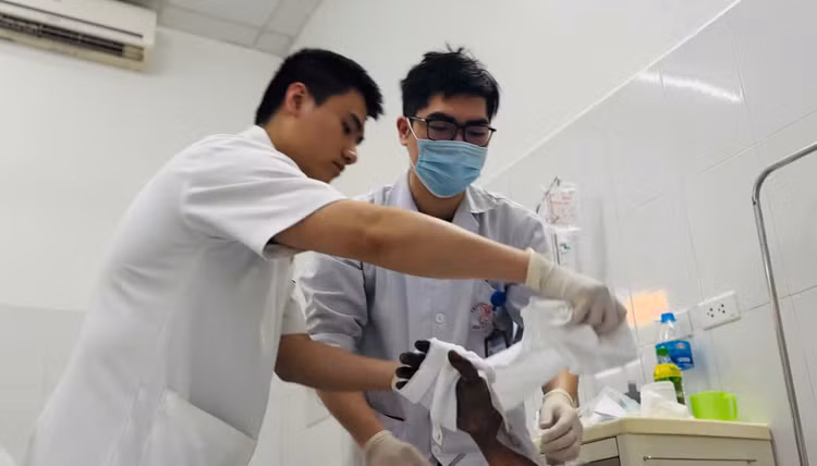 Các bác sĩ xử lý vết bỏng cho bệnh nhân - Ảnh BVCC