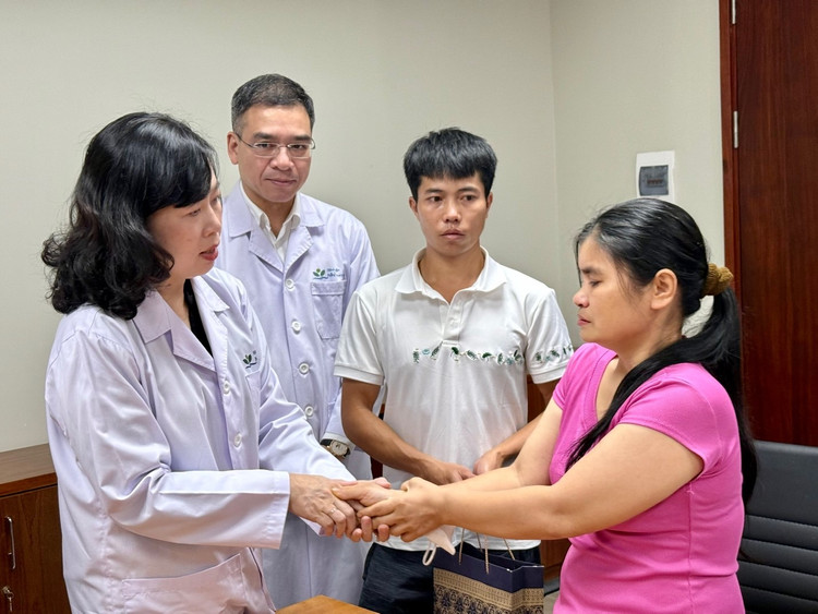 Trò chuyện, động viên bố mẹ bệnh nhi, Bộ trưởng Bộ Y tế Đào Hồng Lan bày tỏ chia sẻ với lo lắng của gia đình về sức khoẻ của con - Ảnh BVCC