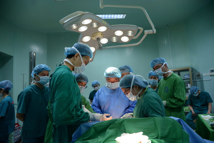 Ê-kíp phẫu thuật của Bệnh viện Nội tiết Trung ương và Bệnh viện E - Ảnh BVCC