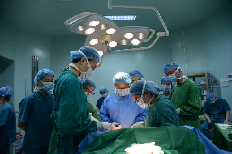 Ê-kíp phẫu thuật của Bệnh viện Nội tiết Trung ương và Bệnh viện E - Ảnh BVCC