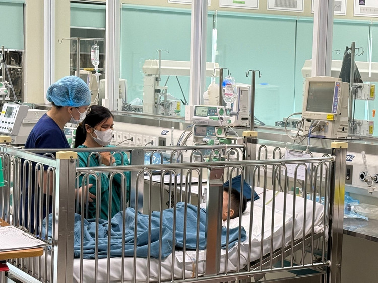 Mẹ bệnh nhi vào giường bệnh thăm con trai - Ảnh BVCC