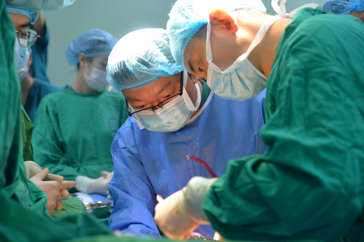 Bác sĩ thực hiện phẫu thuật ghép da, tạo hình dương vật - Ảnh BVCC