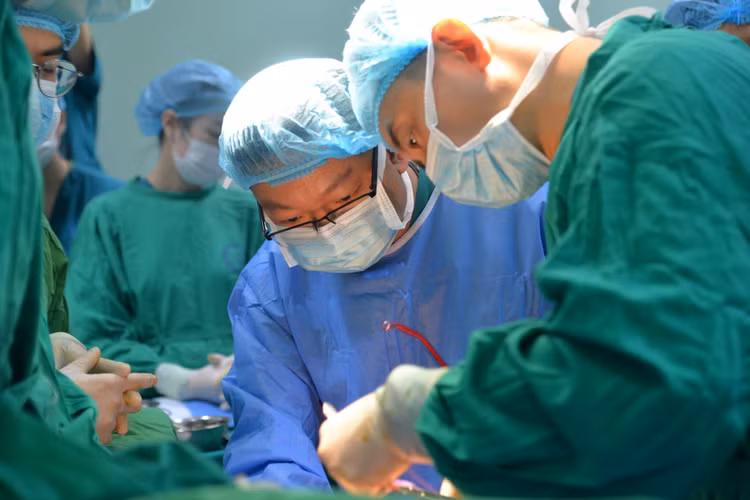 Bác sĩ thực hiện phẫu thuật ghép da, tạo hình dương vật - Ảnh BVCC