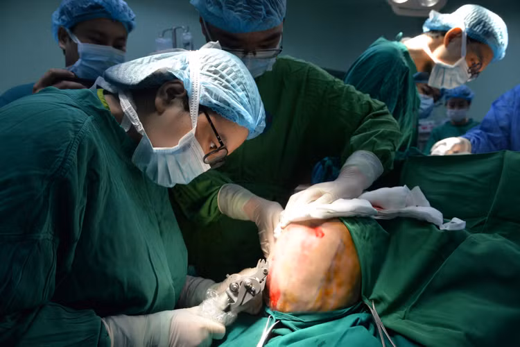 Bác sĩ thực hiện lấy da vùng đầu bệnh nhân - Ảnh BVCC