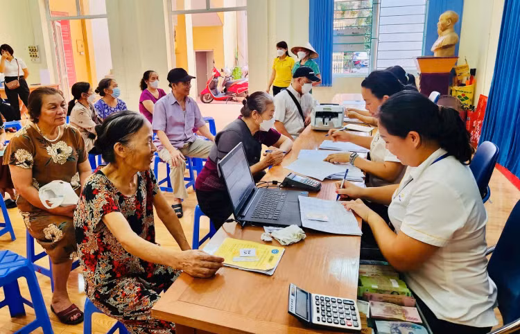 Từ 1/7/2025, người từ 70 tuổi trở lên được hưởng trợ cấp hưu trí xã hội, với mức tiền đề xuất là 500.000 đồng/tháng - Ảnh Báo Kinh tế Đô thị