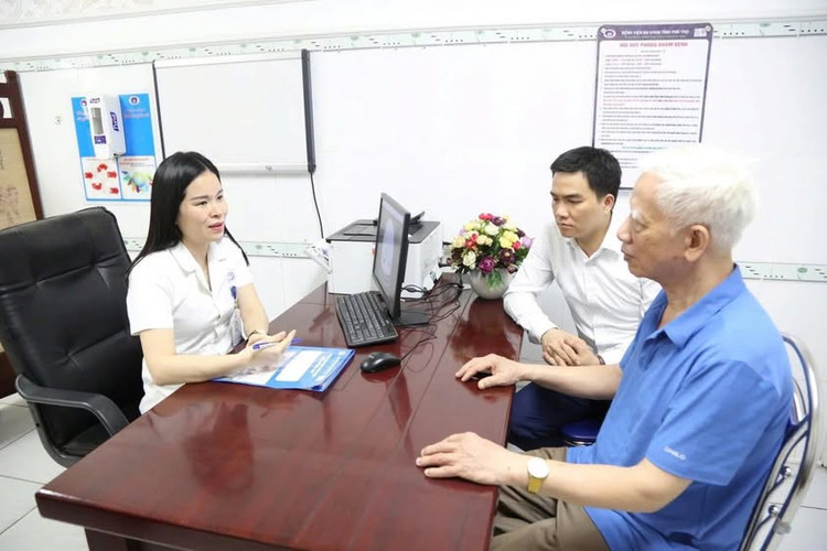 Tư vấn và thăm khám sức khỏe cho người bệnh - Ảnh BVCC