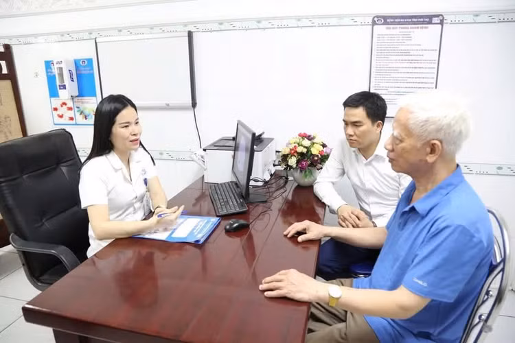 Tư vấn và thăm khám sức khỏe cho người bệnh - Ảnh BVCC