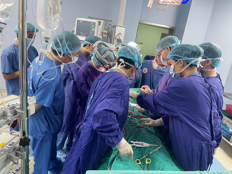 Lấy khối u giáp khổng lồ 15 năm đè ép khí quản ảnh 1