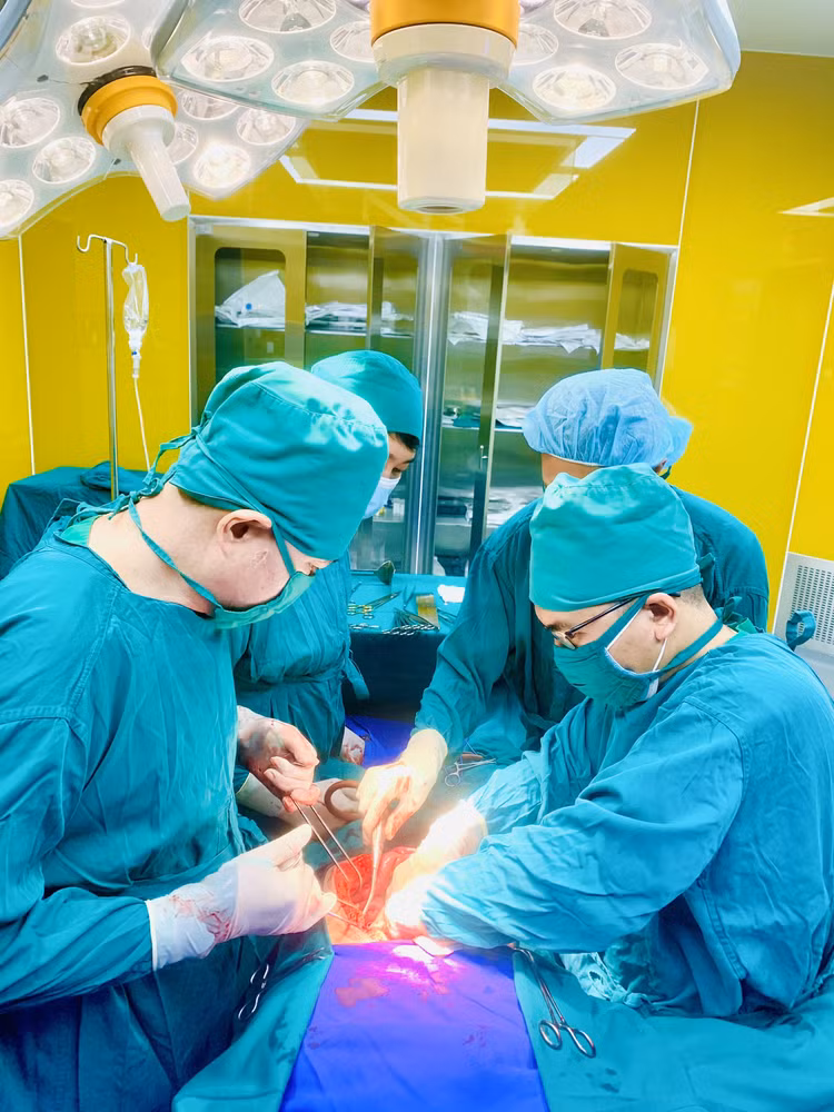 Kíp mổ cấp cứu cho bệnh nhân đa chấn thương do tai nạn lao động