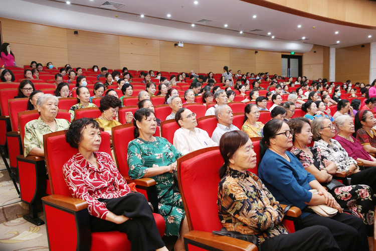 Người cao tuổi tham gia Hội nghị