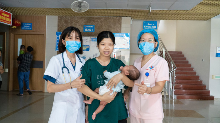 Trẻ nguy kịch đã được trở về trong vòng tay của gia đình