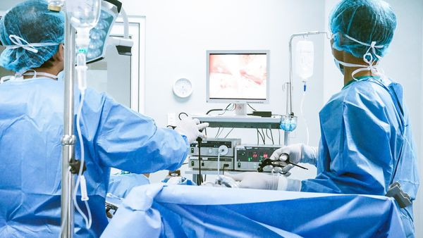 89 tuổi vẫn phải cắt hoàn toàn tử cung vì u buồng trứng xoắn ảnh 1