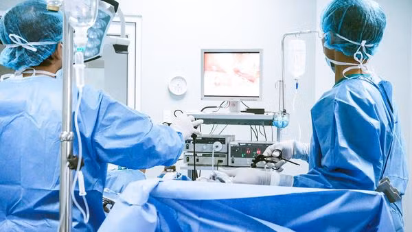 89 tuổi vẫn phải cắt hoàn toàn tử cung vì u buồng trứng xoắn ảnh 1