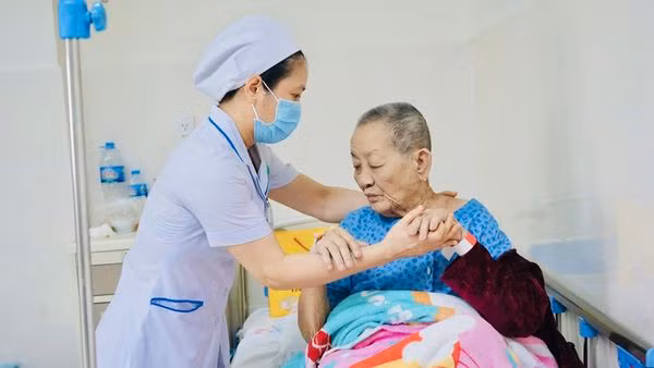 Bệnh nhân 89 tuổi đã hồi phục sau phẫu thuật