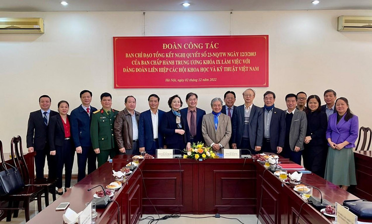 Các đại biểu tham dự buổi làm việc chụp ảnh lưu niệm cùng Đoàn công tác