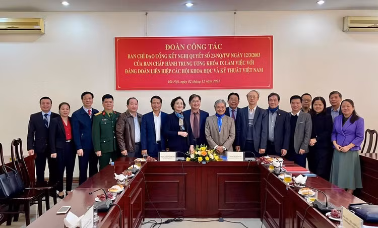 Các đại biểu tham dự buổi làm việc chụp ảnh lưu niệm cùng Đoàn công tác