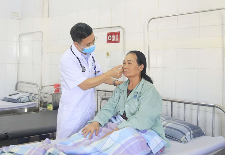 Thạc sĩ, bác sĩ Đỗ Doãn Trọng, Trưởng khoa Nội tổng hợp (Bệnh viện Bãi Cháy) thăm khám cho bệnh nhân ĐTĐ điều trị nội trú - Ảnh BVCC