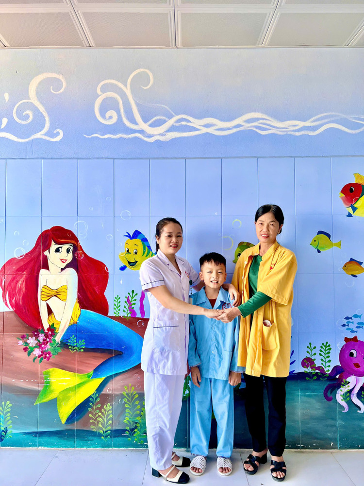 Sau 7 ngày điều trị tích cực bệnh nhi khỏe mạnh và được xuất viện - Ảnh BVCC