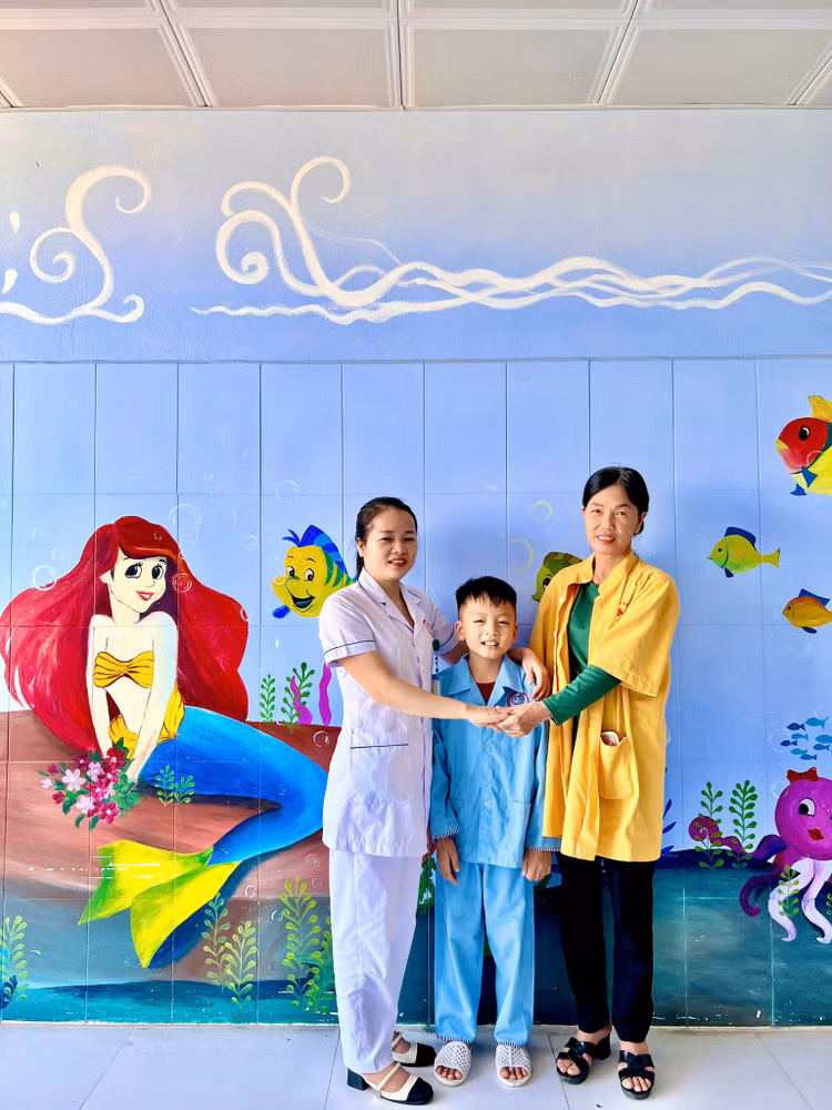 Sau 7 ngày điều trị tích cực bệnh nhi khỏe mạnh và được xuất viện - Ảnh BVCC