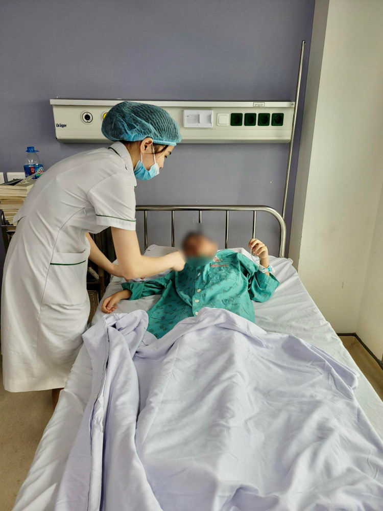 Điều dưỡng Khoa Nam học - Bệnh viện TWQĐ 108 chăm sóc trẻ sau phẫu thuật - Ảnh BSCC Điều dưỡng Khoa Nam học - Bệnh viện TWQĐ 108 chăm sóc trẻ sau phẫu thuật - Ảnh BSCC