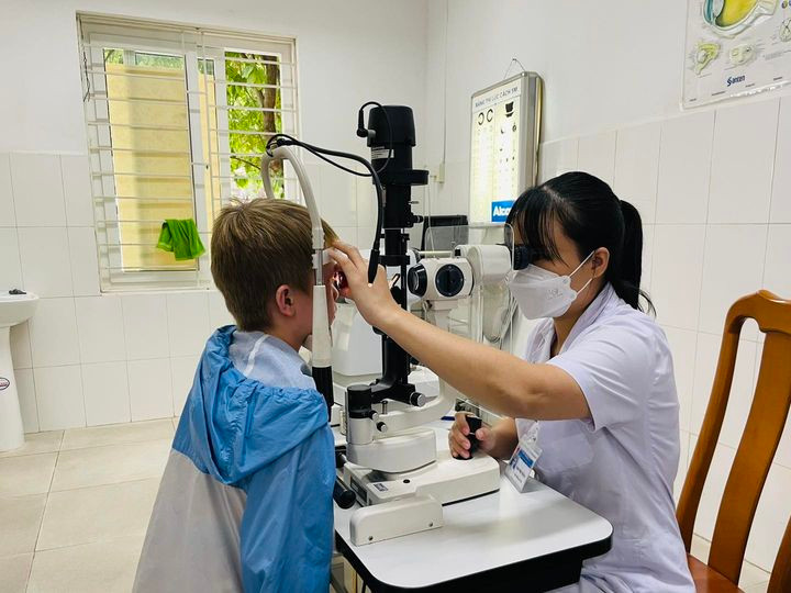 Thăm khám cho bệnh nhi tại bệnh viện - Ảnh BVCC