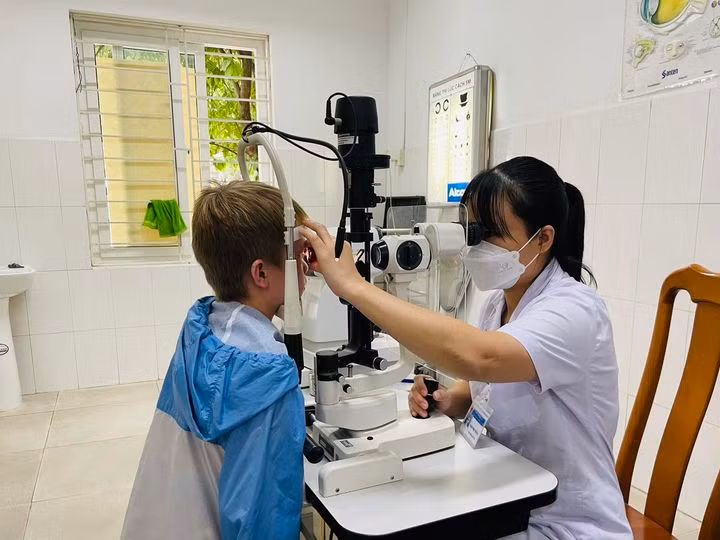 Thăm khám cho bệnh nhi tại bệnh viện - Ảnh BVCC