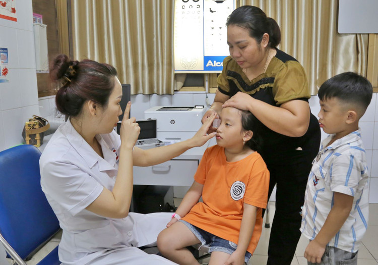 Thạc sĩ bác sĩ Nguyễn Thị Bích Hường, Phó khoa Mắt khám mắt cho trẻ - Ảnh BVCC