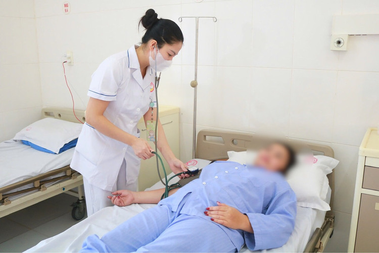 Thăm khám cho bệnh nhân - Ảnh BVCC