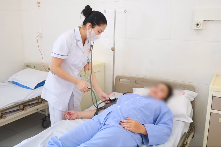 Thăm khám cho bệnh nhân - Ảnh BVCC