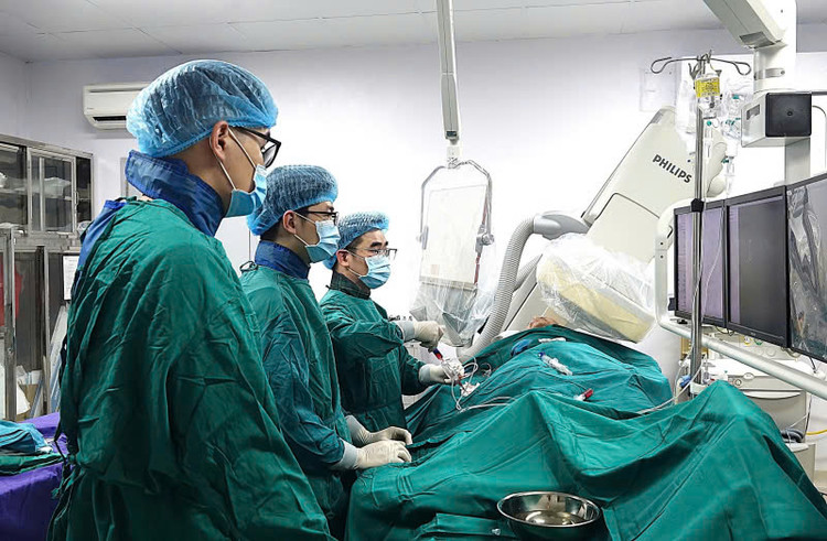 Ths.BS Đinh Danh Trình, Phó khoa Tim mạch - Bệnh viện Bãi Cháy Quảng Ninh cùng ê kíp đang tiến hành chụp mạch vành can thiệp cho bệnh nhân - Ảnh BVCC