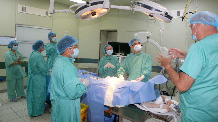 GS. Lawrence Faulkner từ tổ chức DKMS, Đức hướng dẫn thực hiện ghép tủy thành công cho trẻ - Ảnh BVCC