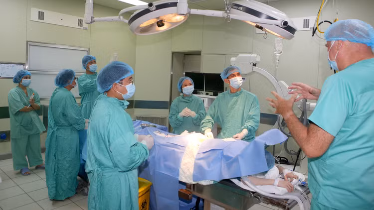 GS. Lawrence Faulkner từ tổ chức DKMS, Đức hướng dẫn thực hiện ghép tủy thành công cho trẻ - Ảnh BVCC