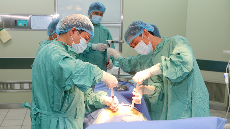 Thực hiện ghép tủy cho bệnh nhân - Ảnh BVCC