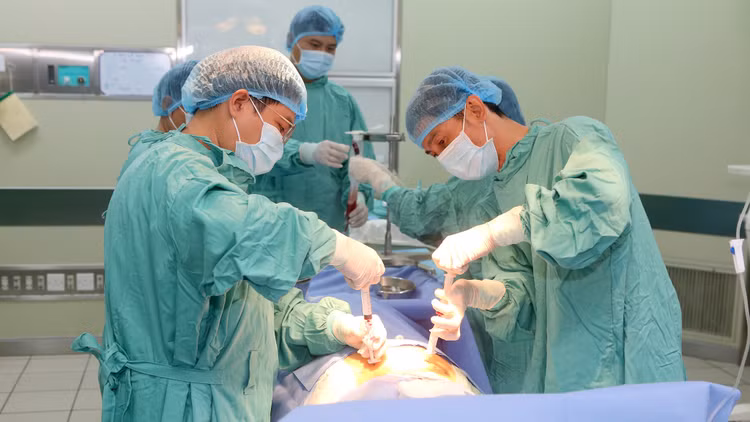 Thực hiện ghép tủy cho bệnh nhân - Ảnh BVCC