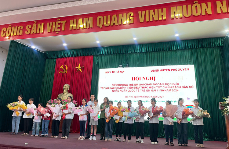 100 trẻ em gái chăm ngoan, học giỏi trên địa bàn huyện Phú Xuyên đã được biểu dương tại Hội nghị