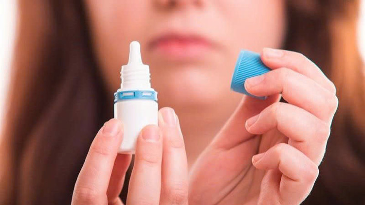 Nhỏ nhầm cồn vào mắt người phụ nữ phải nhập viện - Ảnh minh họa