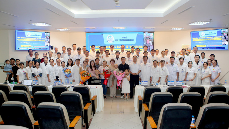 Đội ngũ nhân viên y tế và người nhà bệnh nhân trong 2 ca ghép tủy - Ảnh BVCC